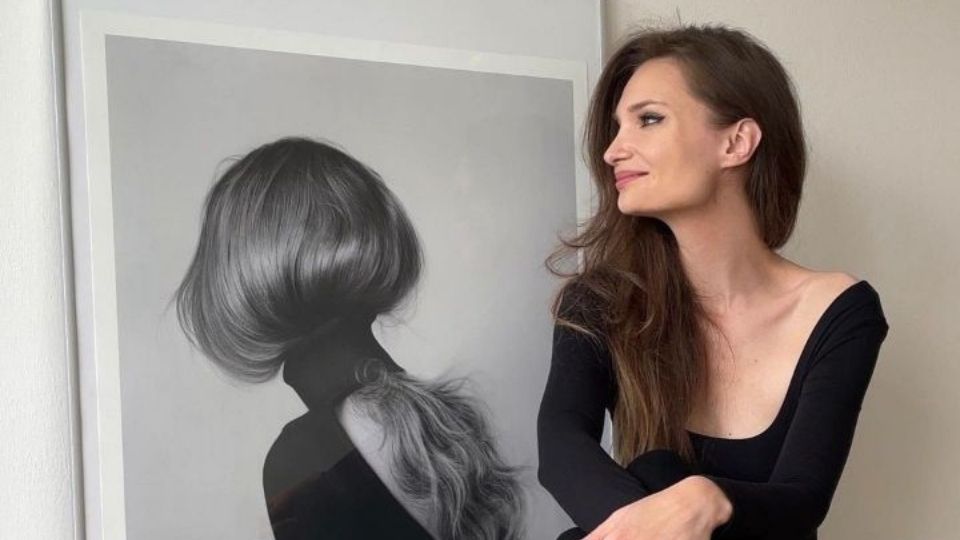 Desenhista profissional Silvie Mahdal ao lado do seu desenho que analisei.
