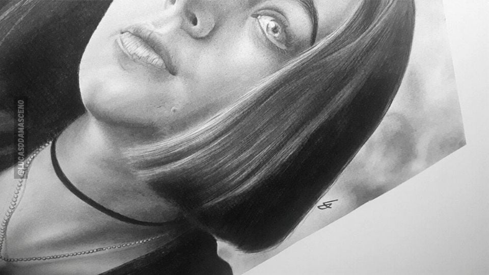 Desenho de um cabelo realista escuro, ilustrando a importância de escurecer.
