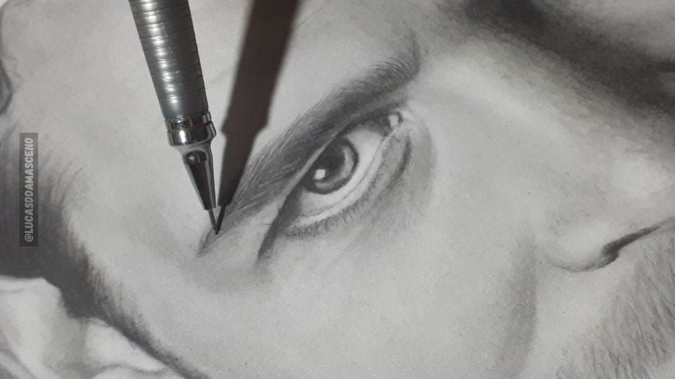 Eu desenhando o Klaus, ilustrando que comecei a desenhar pelo estilo realista.